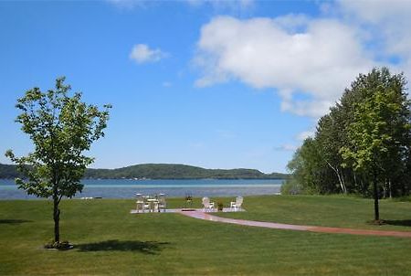 The Beach Inn Motel Munising Buitenkant foto